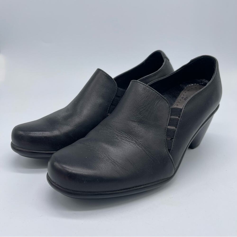 Dansko, Leather Slip On Shoes. Size 37. In excellent condition. 2.5" Heel